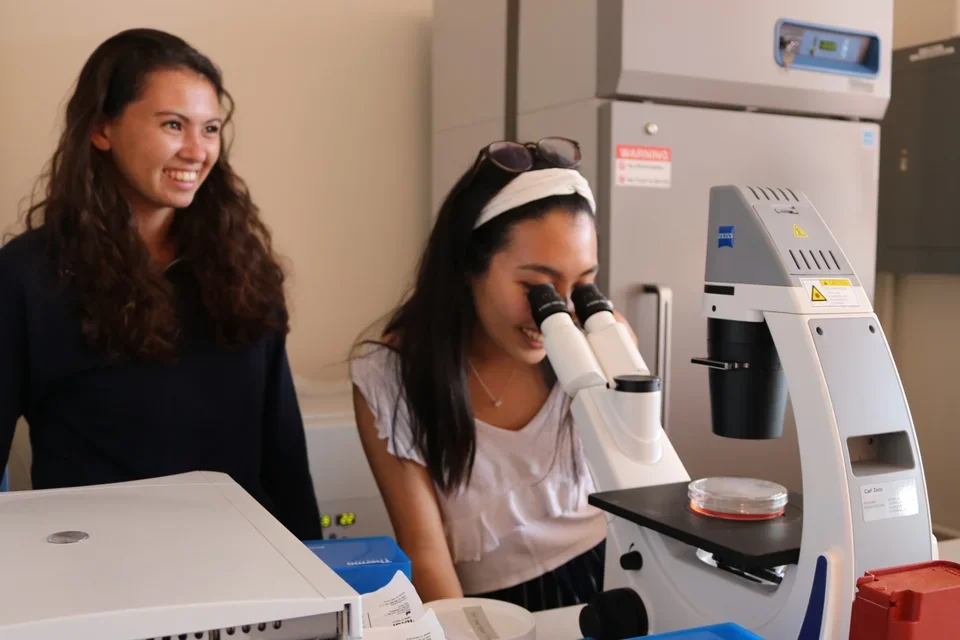 The Mack Lab hosts students from Los Angeles high schools as part of AHA STEM Goes Red program